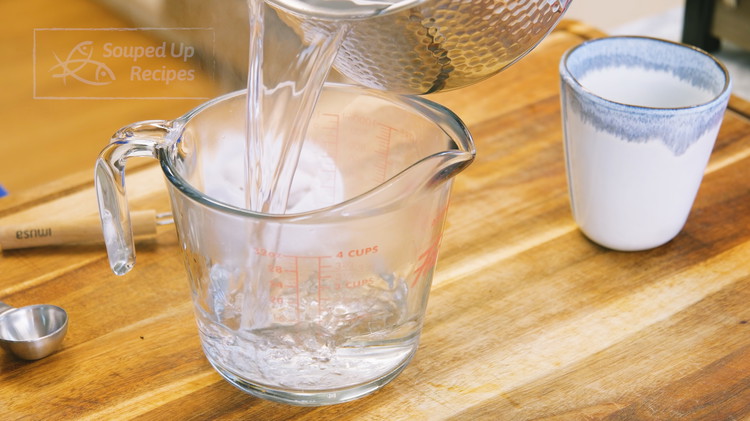 Image of Bring 1 liter of water to a boil, then transfer it to another container (a pitcher) so that the temperature can drop from 100°C to around 85–90°C—the ideal temperature for steeping black tea to avoid bitterness.