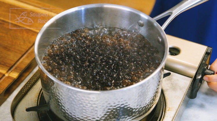 Image of Bring 1.5 liters of water to a boil. Add the tapioca pearls and wait until they float. Partially put on the lid, then start the cooking time and boil over medium heat for 5 minutes.