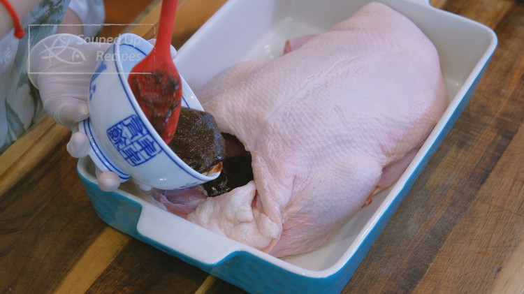 Image of Pour all the seasoning sauce into the duck cavity and rub it for a few minutes so that the flavor can deeply infuse into the flesh.