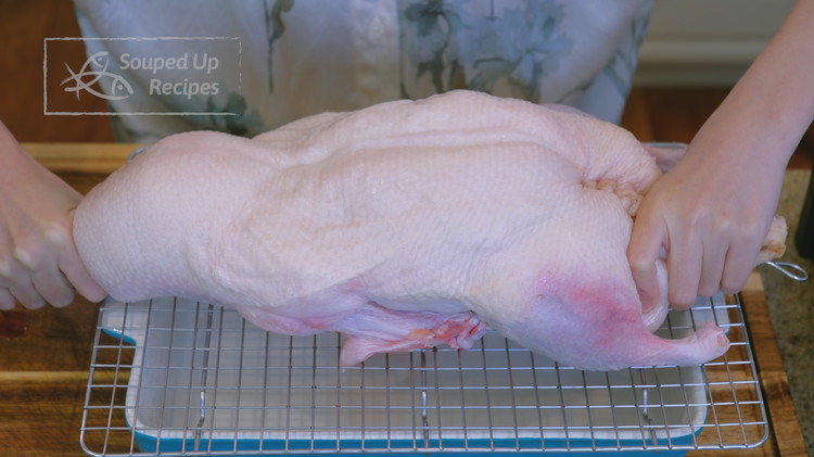 Image of Stick the nozzle into the duck neck under the skin and hold it tightly. pump air until the whole duck is inflated. During the process, you may find that the air is leaking through the cavity. Please use your other...