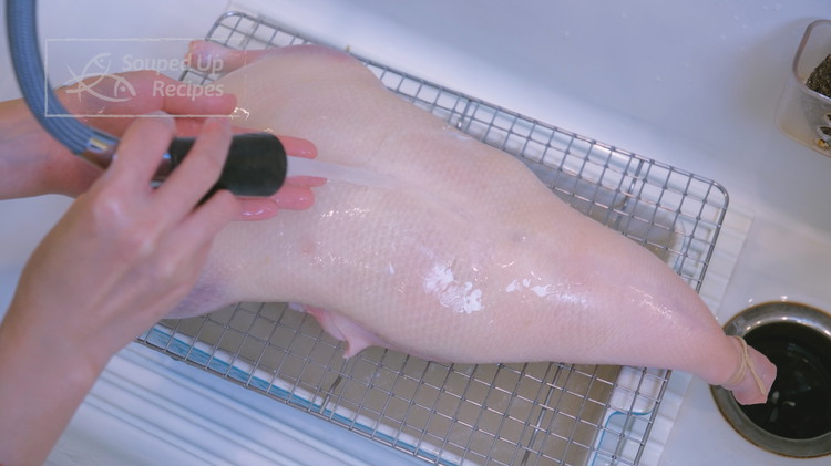 Image of Rinse the duck under running water to prevent it from overheating.