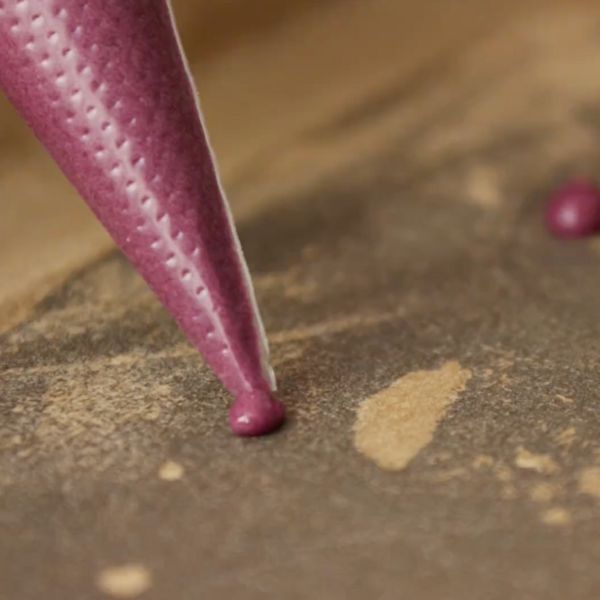 Image of Masse in einen Spritzbeutel füllen und erst kleine Punkte für...