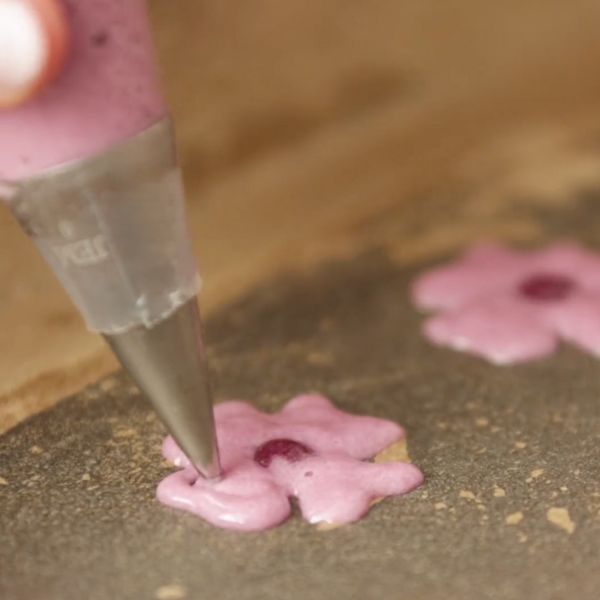 Image of Anschließend vier Herzen jeweils um die Punkte spritzen damit kleine Blumen entstehen.