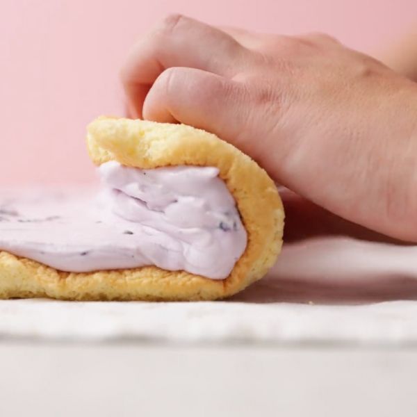 Image of Von der kurzen Seite her aufrollen.