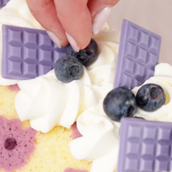 Image of Mit restlicher Creme, frischen Heidelbeeren, den kleinen Schokoladentafeln und Happy...