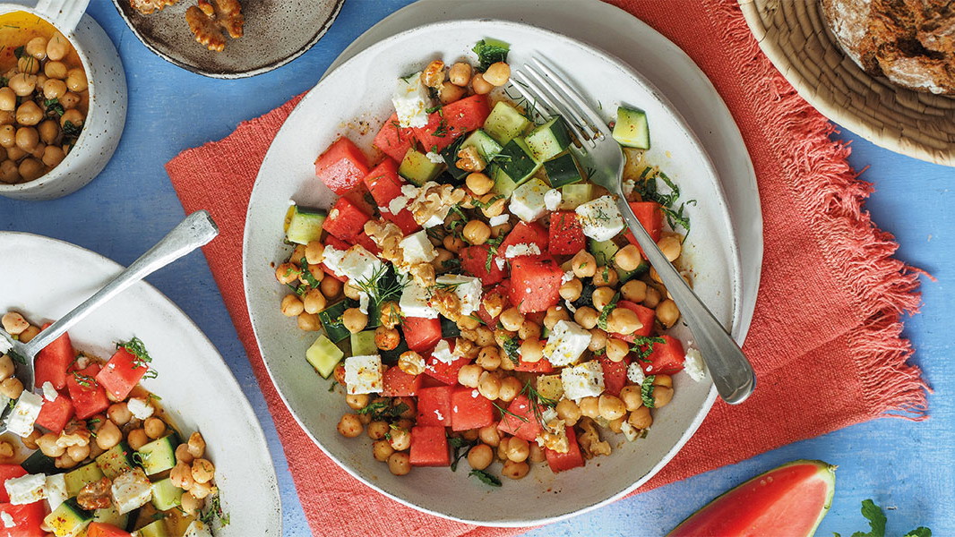 Image of Melonen-Feta-Salat mit marinierten Kichererbsen und honig-karamellisierten Walnusskernen