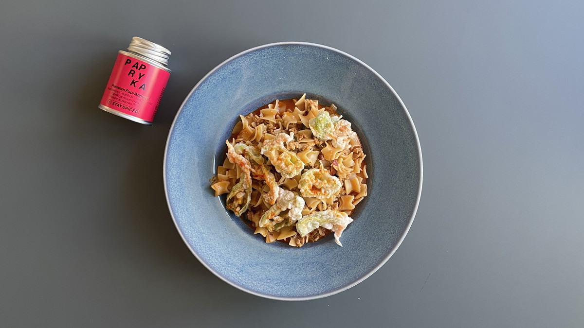Paprika-Zucchini-Ragout mit Fleckerln, Scamorza & knusprigen Zucchiniblüten