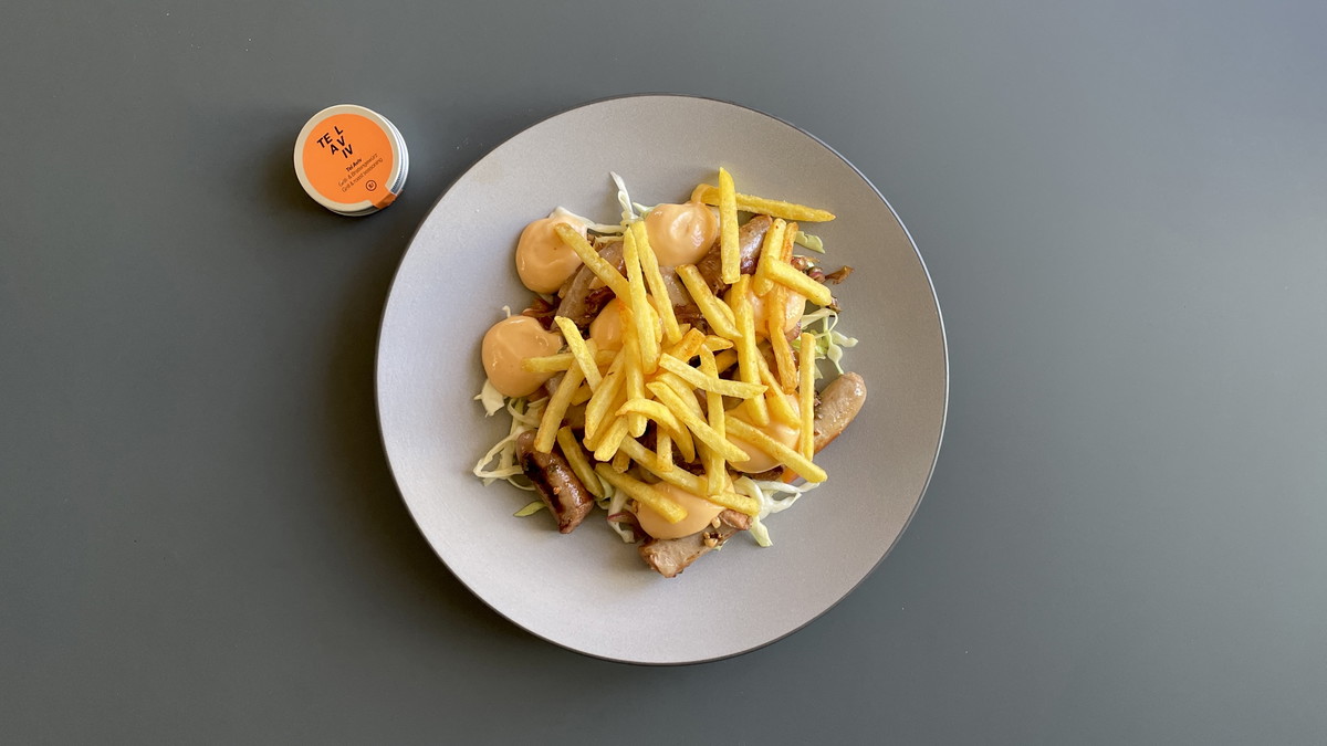 Saure Bratwurst mit Kartoffel-Ketchup-Espuma, Wasabinüssen & Spitzkraut-Aprikosensalat