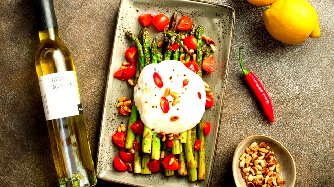 Image of Gebratener Spargel mit Burrata & Pinienkernen