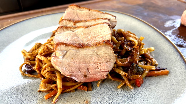 Image of Gebratene Udon Nudeln mit knuspriger Ente