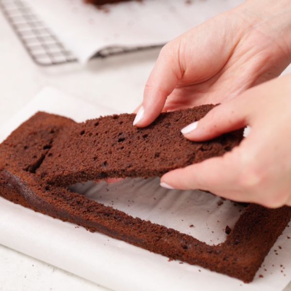 Image of Schneide in das herausgehobene Stück mittig eine rechteckige Fläche als...