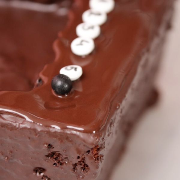 Image of Tor-Anzeigen dekorieren: Befestige an den Stirnseiten z. B. Schokokugeln oder beschriftete...