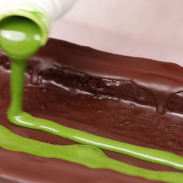 Image of Schmelze den Happy Drip Grass Green, verteile ihn großzügig über...