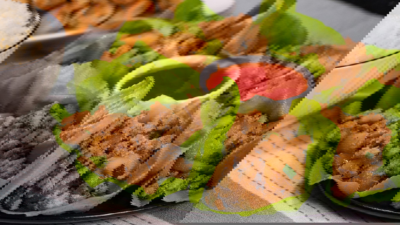 Lettuce wraps with fresh leaves of butter lettuce, topped with juicy Halal ground chicken, onion, and water chestnuts mixed in a savory sauce. Served with sweet and sour sauce and spring rolls.