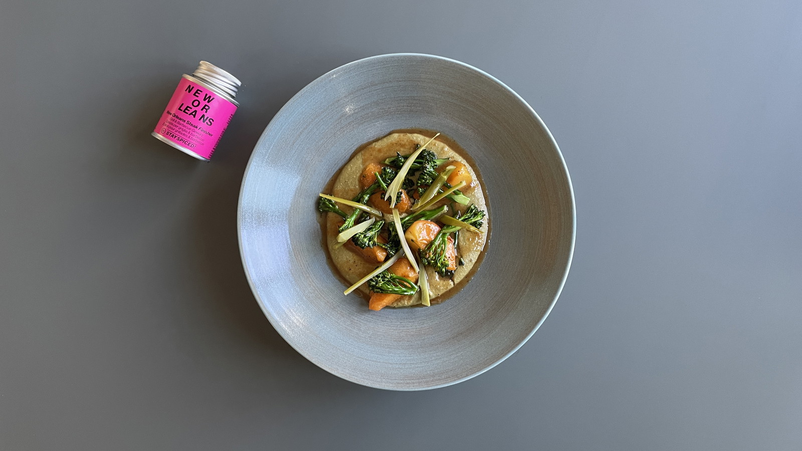 Image of Pistazienpolenta mit geschmorten Aprikosen und wildem Brokkoli