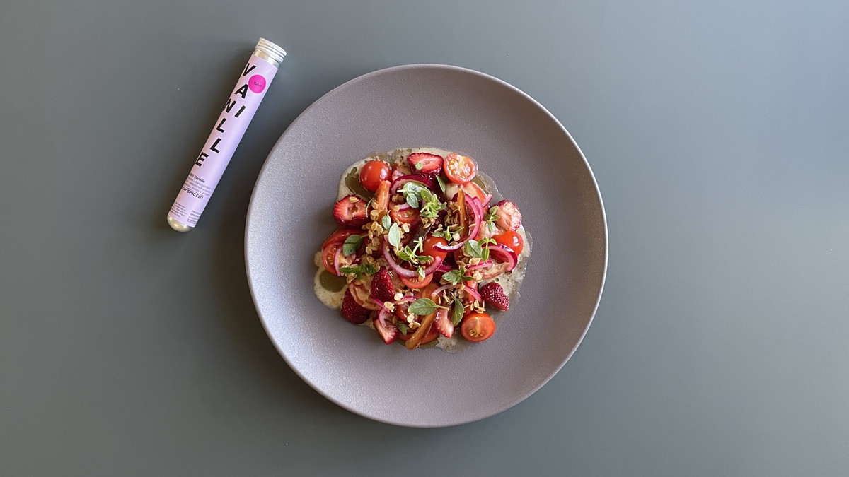 Fruchtiger Tomaten-Erdbeer-Salat mit Dattel-Vinaigrette