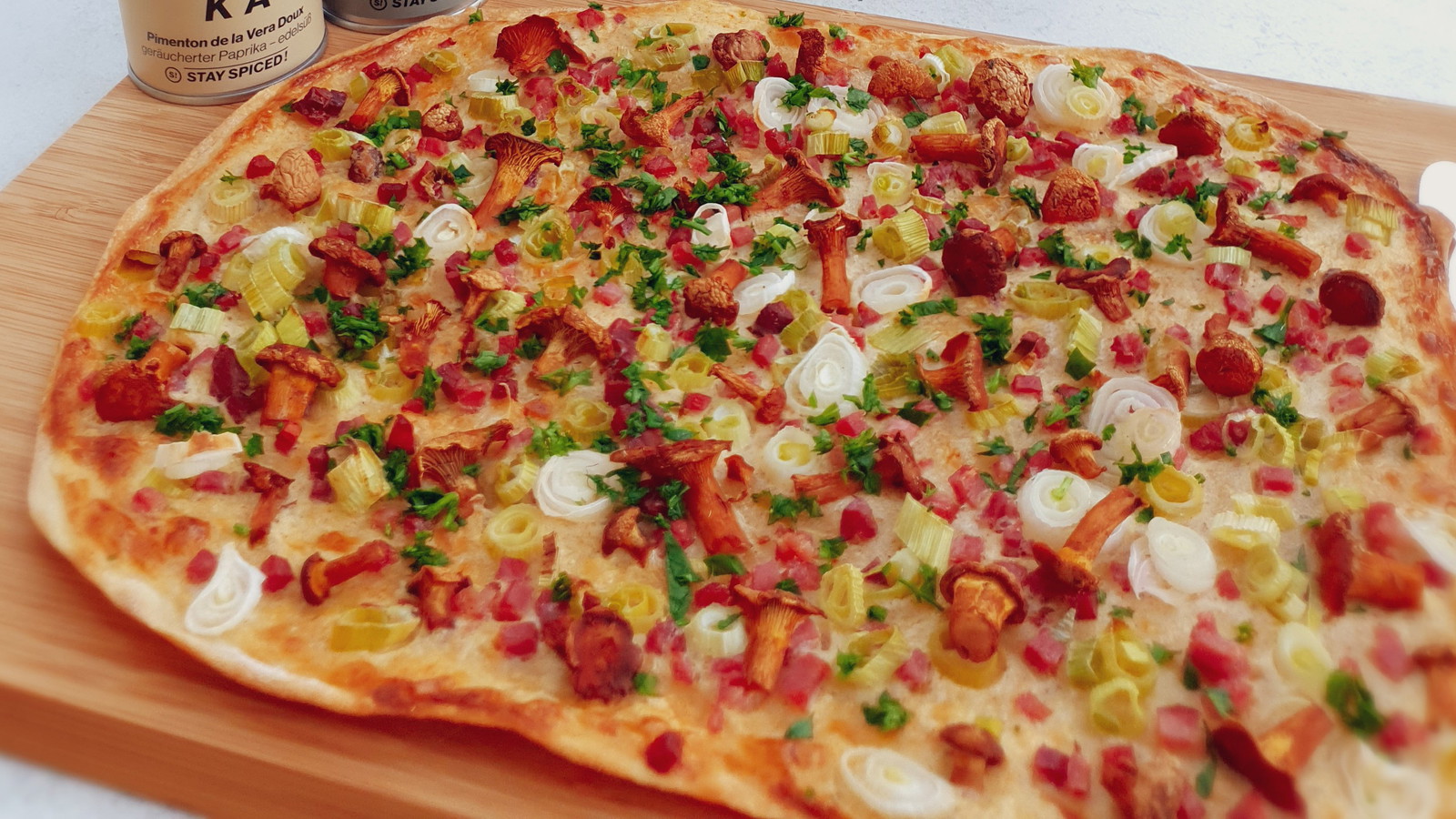 Image of Rezept: Flammkuchen mit Eierschwammerl (Pfifferlinge)