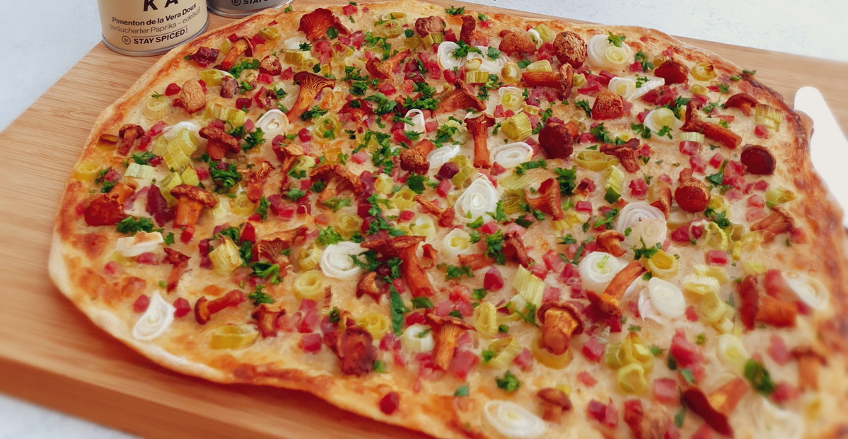 Flammkuchen mit Eierschwammerl