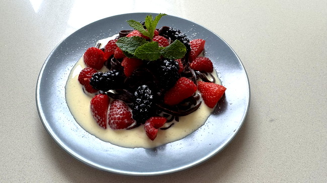Image of Dessert Idee: Schoko-Linguine mit Vanillesauce & Beeren