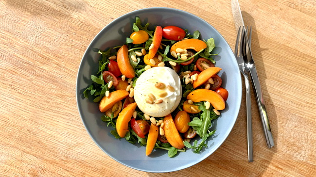 Image of Aprikosen Salat mit Burrata, Rucola & Tomaten