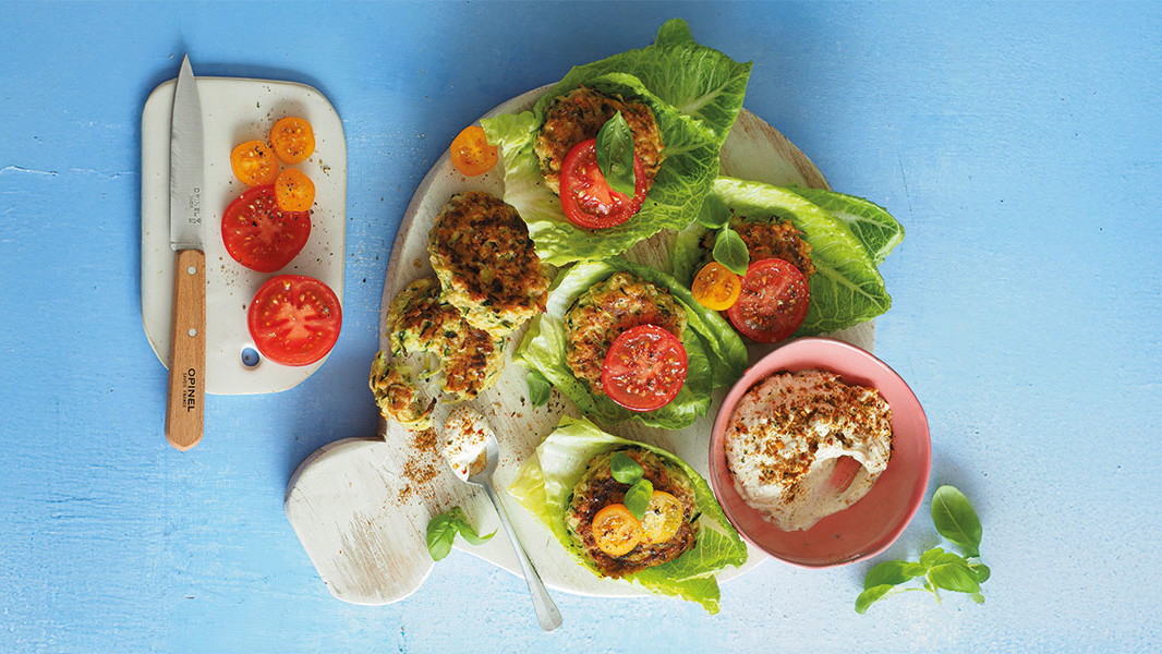 Image of Salat-Burger mit Zucchini-Pattys und würzigem Frischkäse-Joghurt-Dip