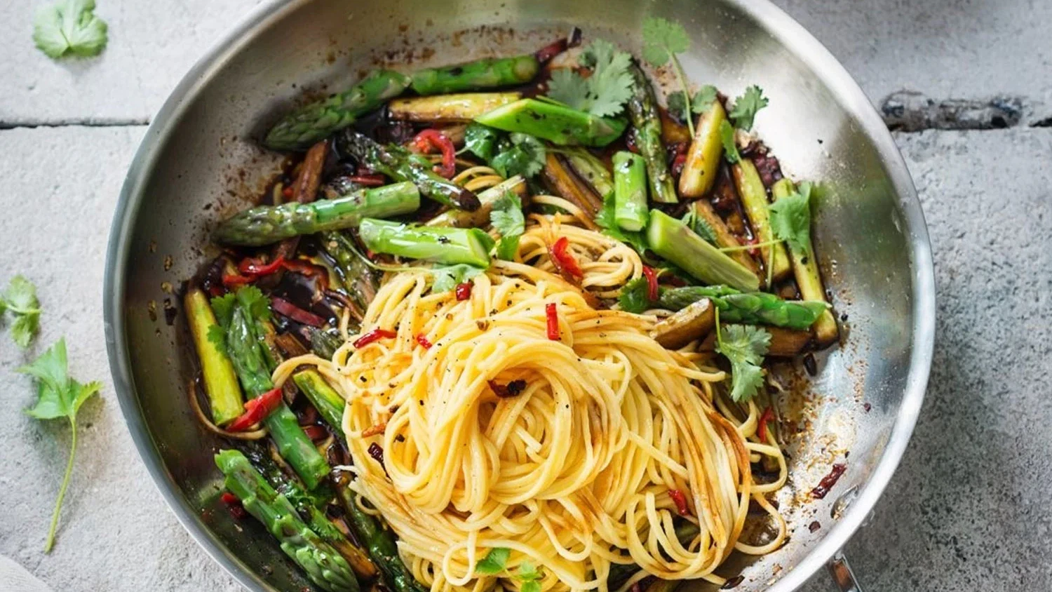 Image of Pasta all'uovo: Espaguetis al huevo con espárragos salteados