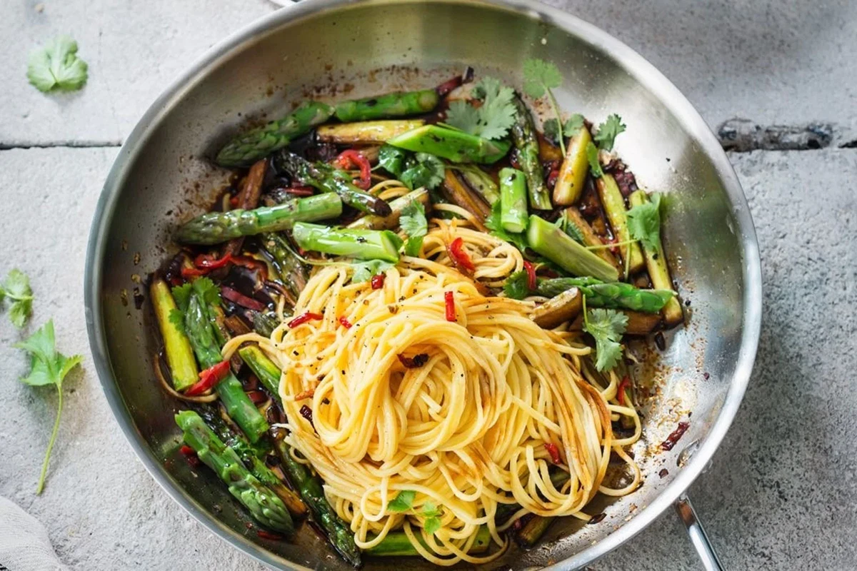 Pasta all'uovo: Espaguetis al huevo con espárragos salteados
