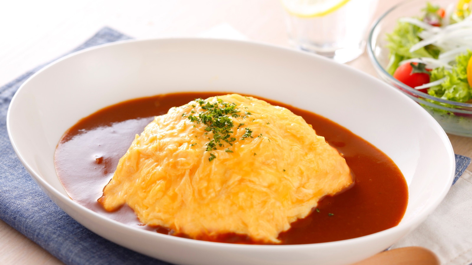 Image of Omelette fondante au riz sauté (Omurice)