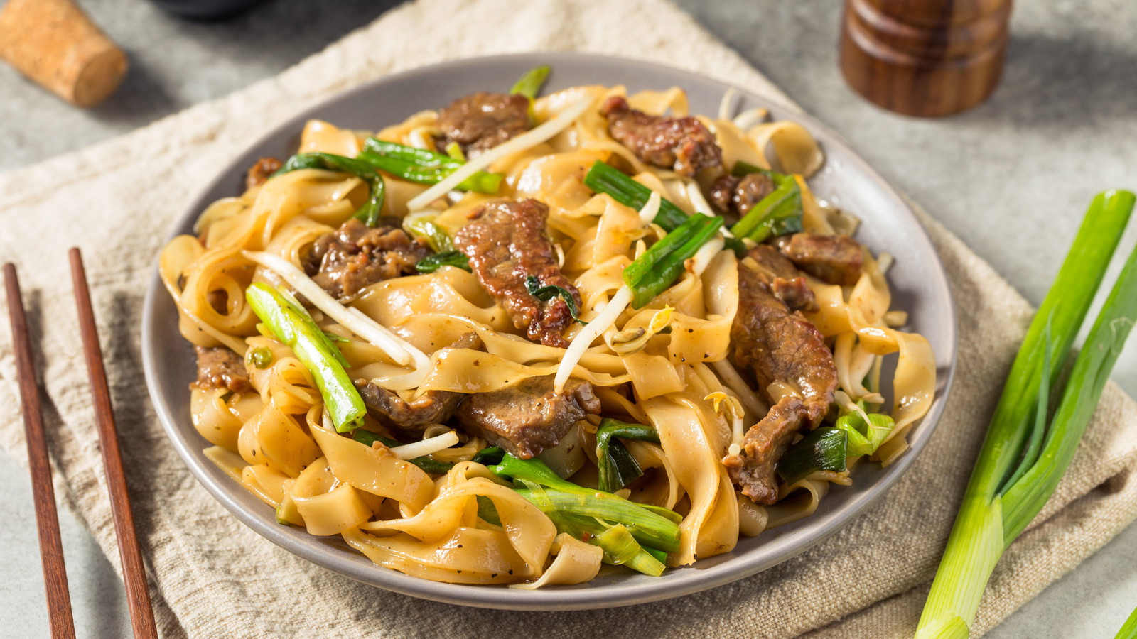 Image of Nouilles sautées au bœuf (Beef chow fun)