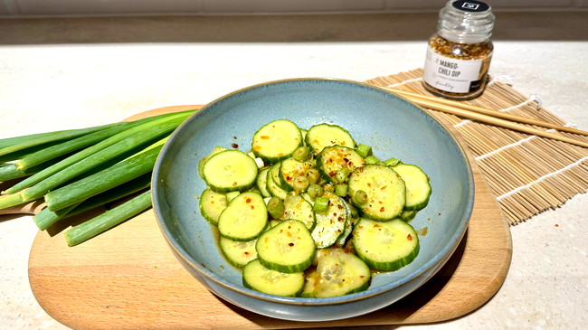 Image of Asiatischer Gurkensalat mit Sesam Öl & Mango Chili Dip