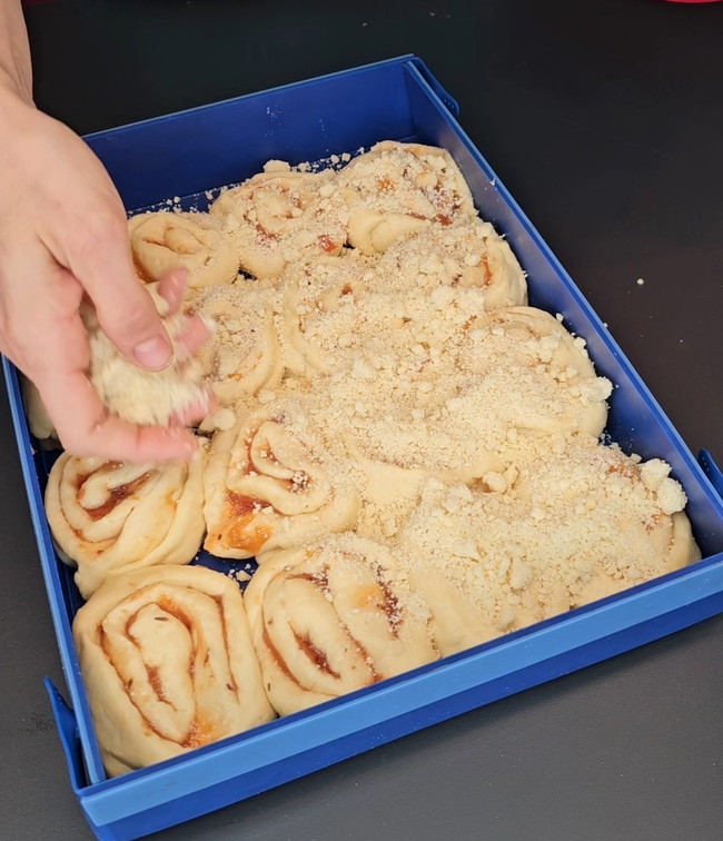 Image of Streuselschnecken mit Marmeladenfüllung