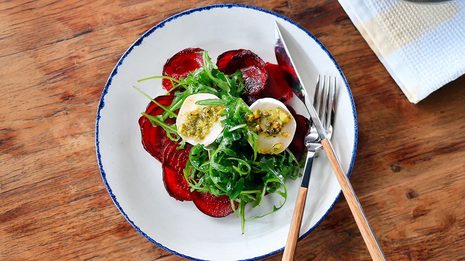 Image of Carpaccio de remolacha asada y queso de cabra con crujiente de pistacho y miel