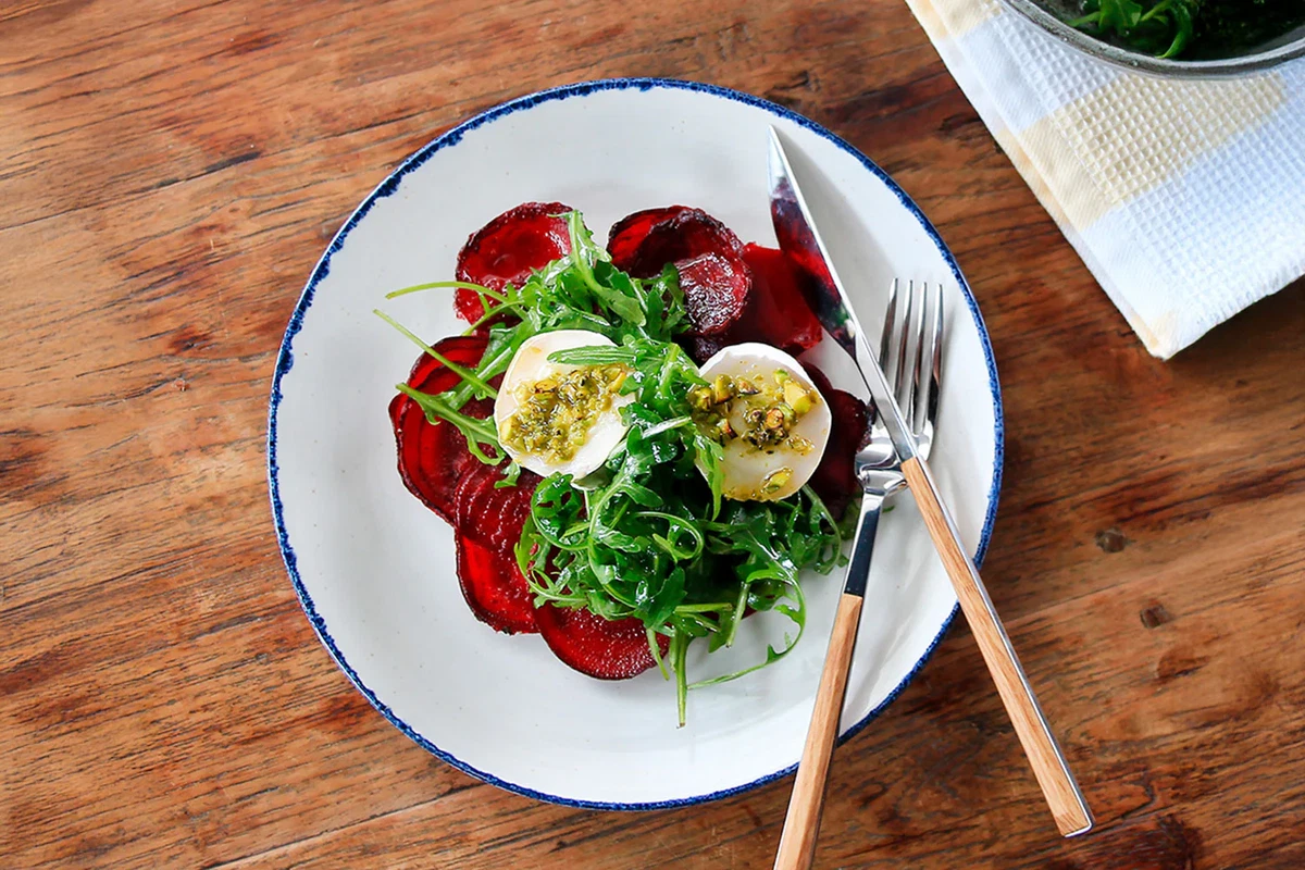 Carpaccio de beterraba assada e queijo de cabra com crocante de pistácio e mel