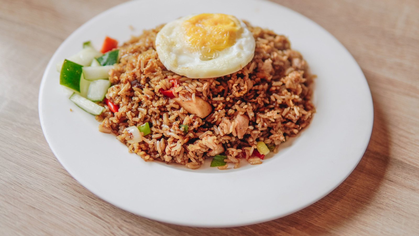 Image of Riz frit indonésien au poulet et légumes (Nasi Goreng)