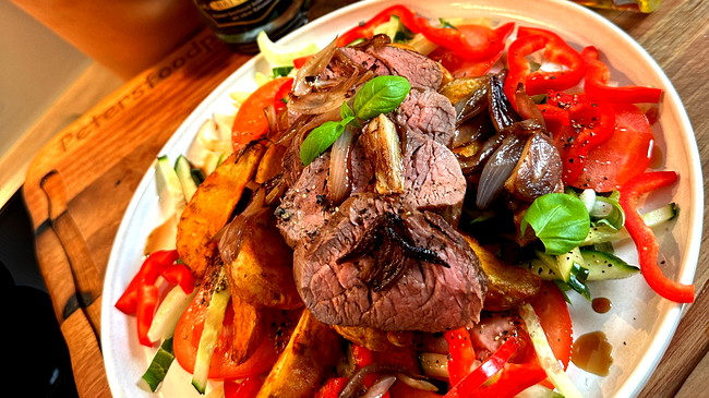 Image of Rinderfilet mit knusprigen Kartoffelecken und frischem Salat