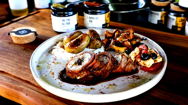 Image of Gefülltes Schweinefilet mit Fetakäse und Oliven im Speckmantel