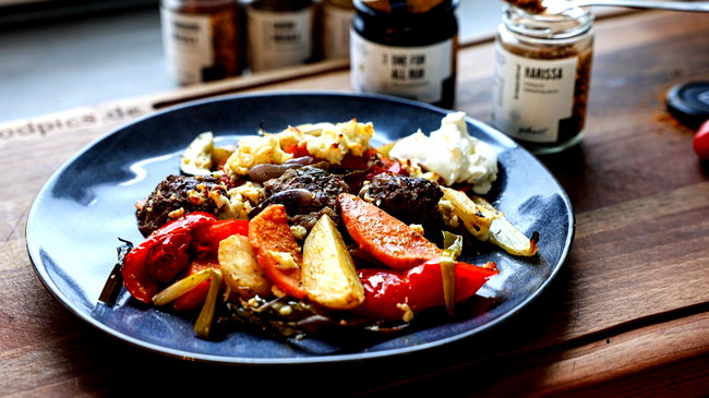 Image of Ofengemüse mit Hackbällchen und Fetakäse