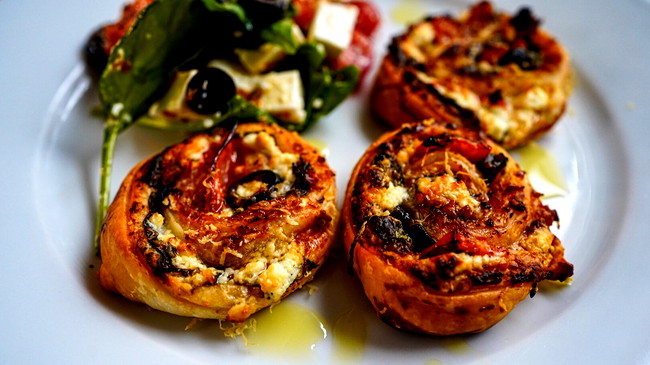 Image of Blätterteigschnecken mit Oliven-Pesto & Feta