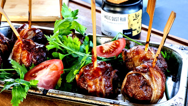 Image of Saftige Moink-Balls mit Käsekern im Bacon-Mantel