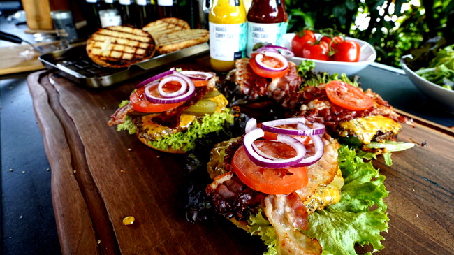 Image of Chili Cheeseburger mit Bacon & Mango-Curry-Sauce