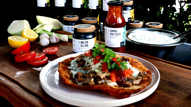 Image of Pfannenbrot mit Duroc Nacken, Krautsalat & Zaziki