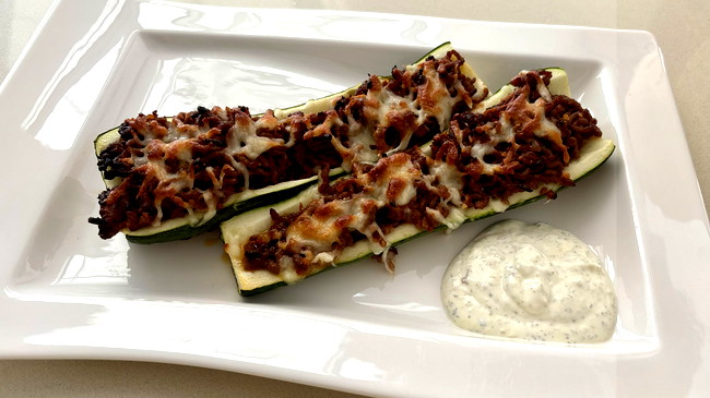Image of Gefüllte Zucchini mit Hackfleisch & Zitrone-Thymian Dip