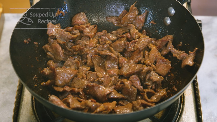 Image of Turn the heat to high and add 1.5 tbsp of vegetable oil. Swirl it around so it creates a non-stick layer. Add the beef and spread it out. Let it cook until slightly charred. The heat is on high so...
