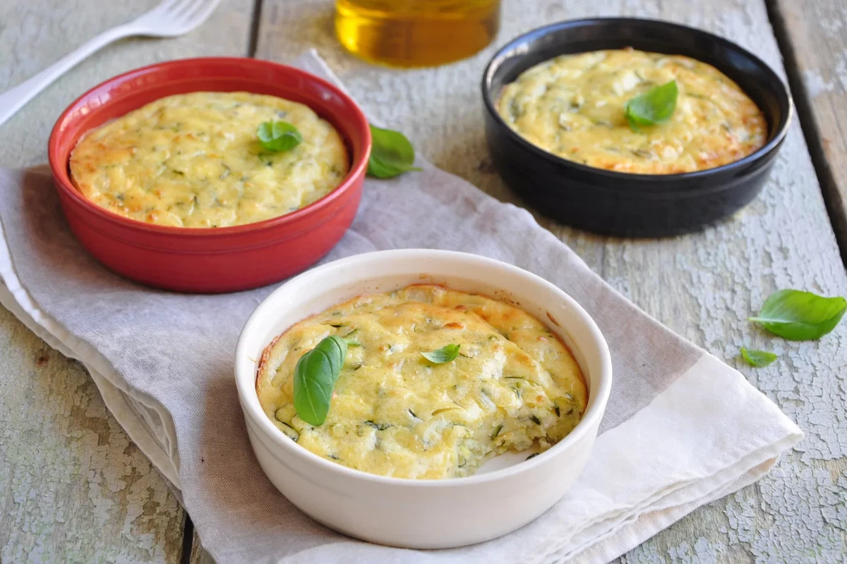 Zucchini-Clafoutis mit Feta und Basilikum