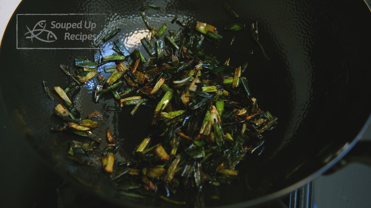 Image of When the scallions become dry, crispy, and turn into a dark green color, turn off the heat and let it cool until lukewarm.