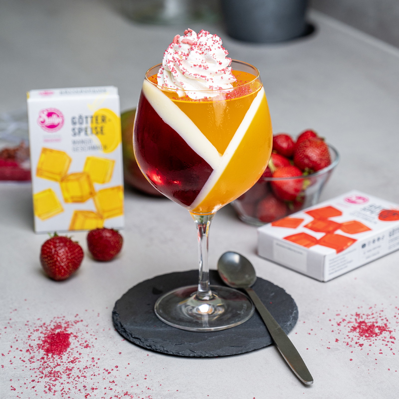 Geschichtetes Götterspeisedessert im Glas