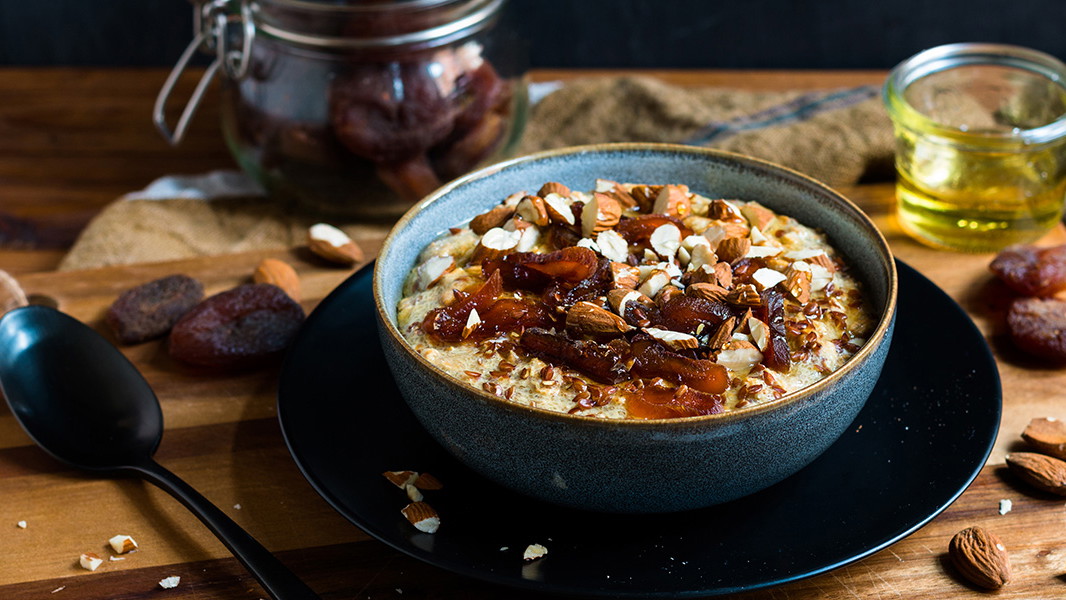Image of Overnight-Dinkel-Porridge mit Flohsamenschalen und Sanddorn
