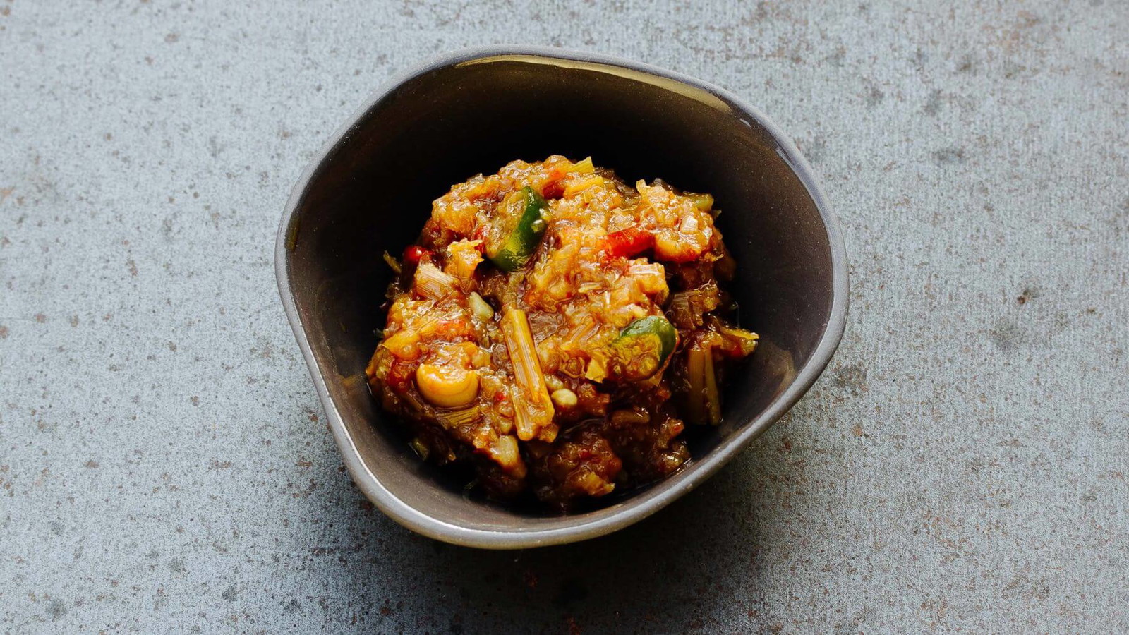 Image of Vietnamesische Dipsauce mit Zitronengras und fermentierten Sardellen - Mam Nem Pha San