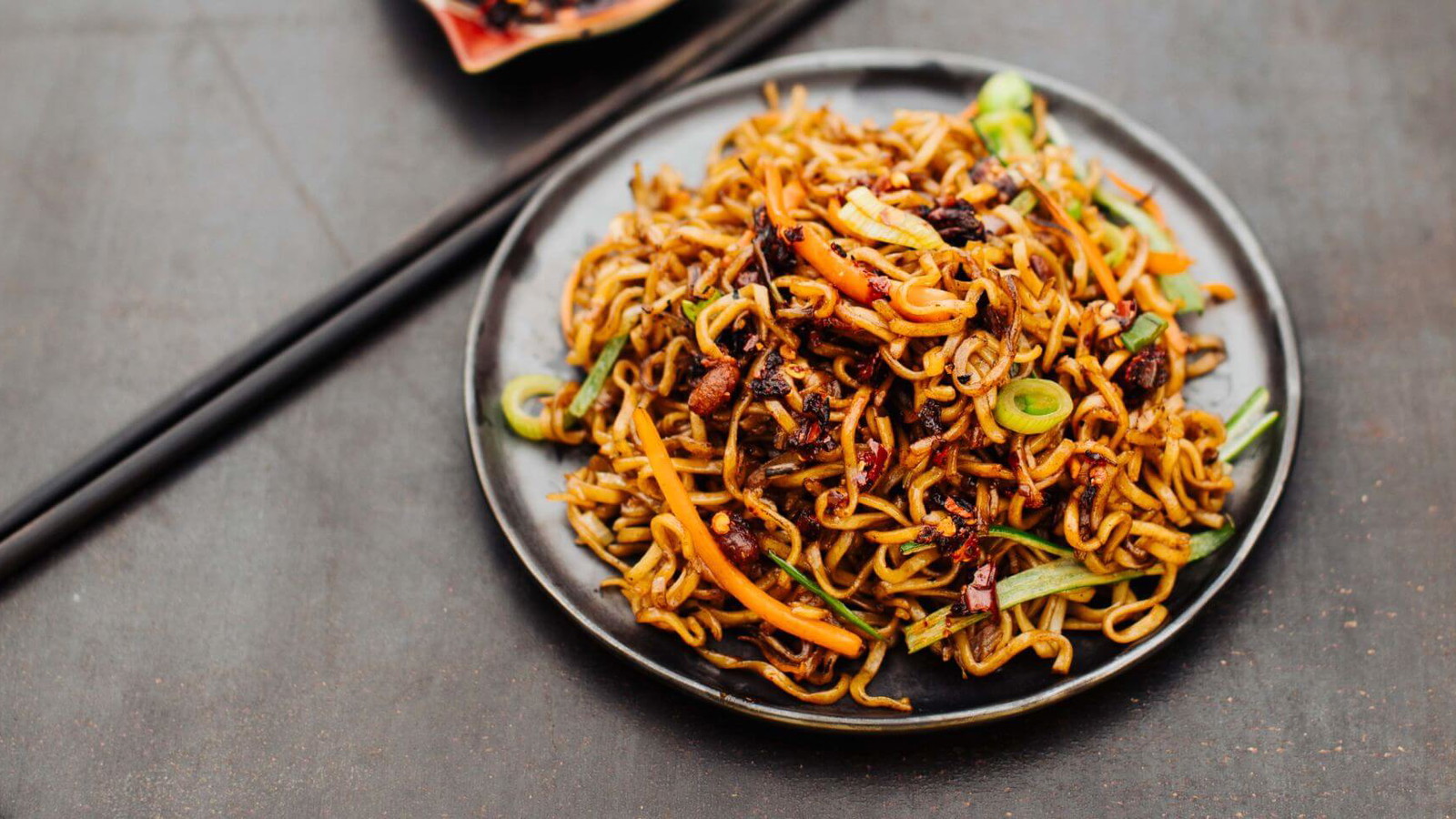 Image of Knusprige Wok Nudeln Chow Mein