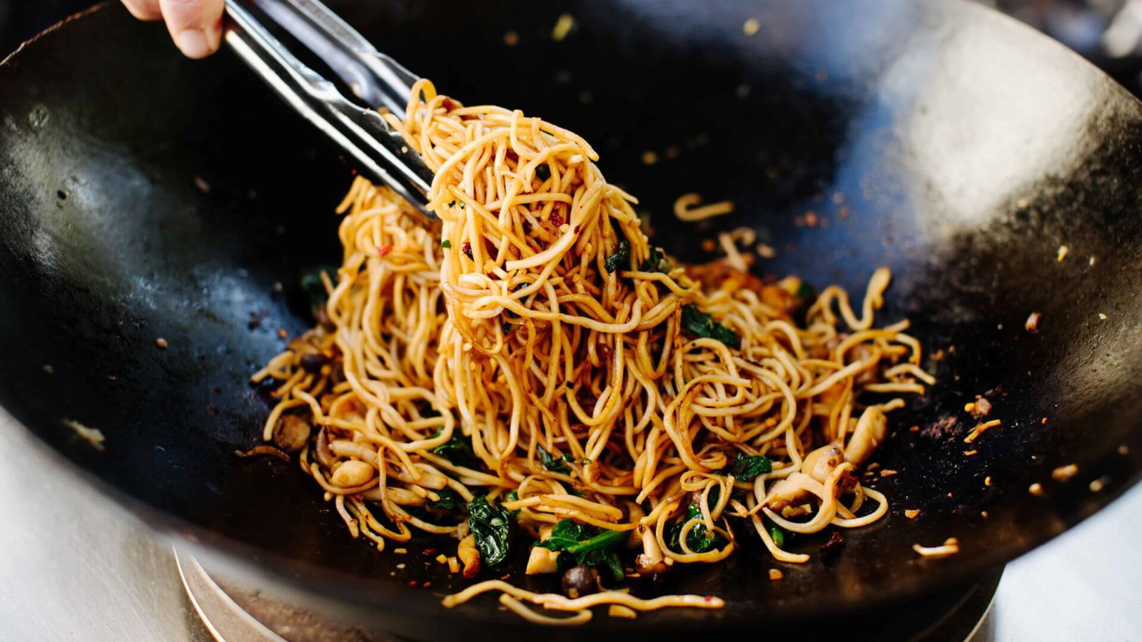 Image of Schnelle Wok-Nudeln mit Chili Crisp und Szechuan Pfeffer